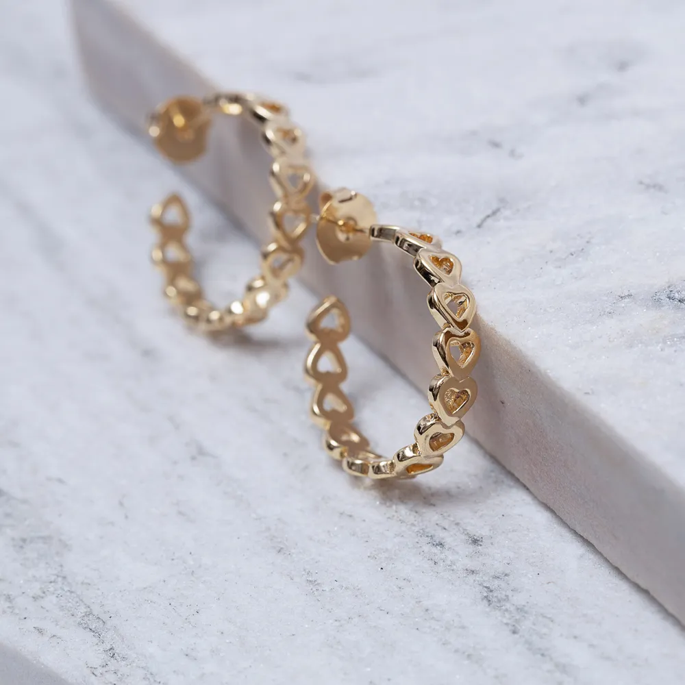 BRINCO ARGOLA CORAÇÕES LISOS VAZADOS BANHO OURO 18K