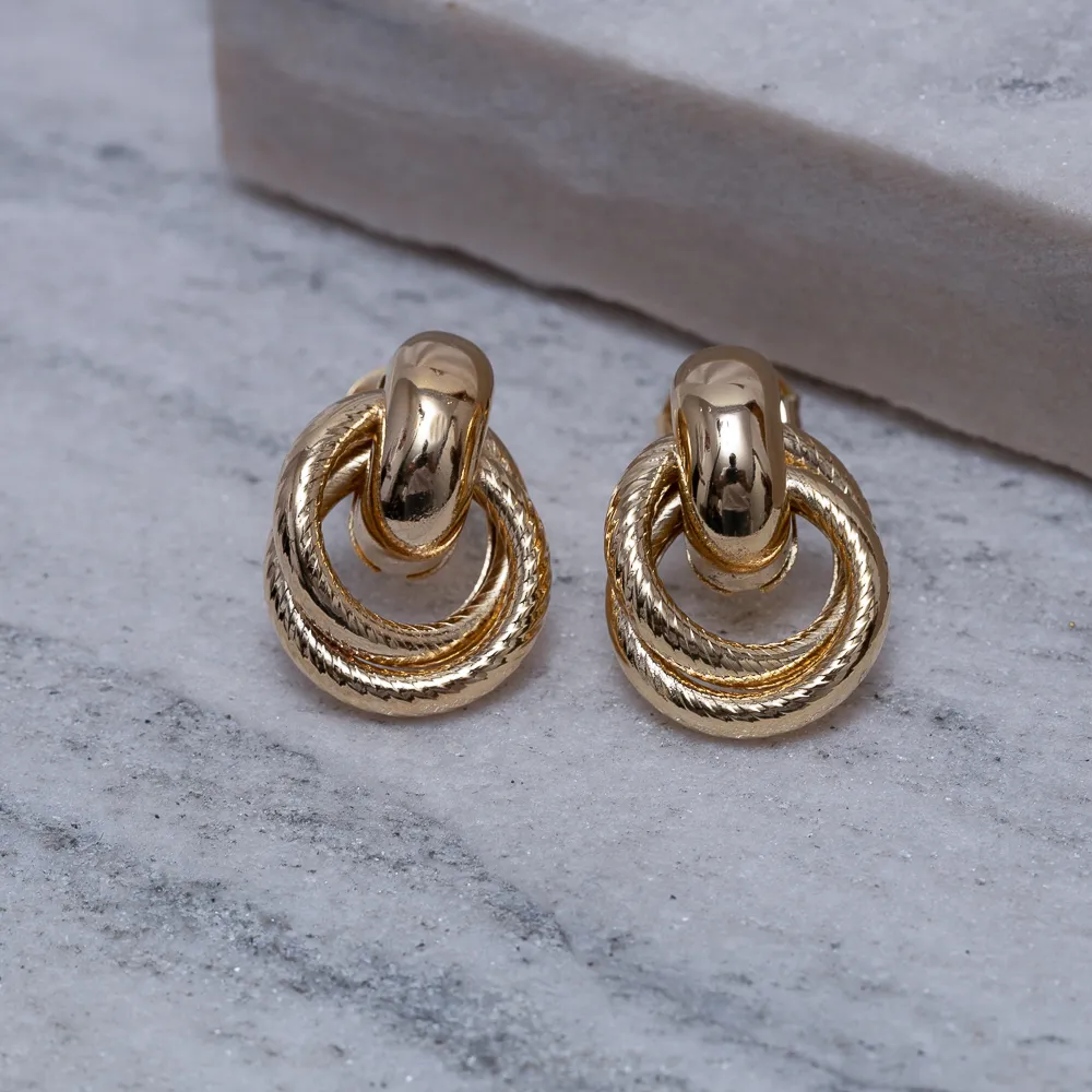 BRINCO ARGOLA DUPLA TRABALHADA BANHO OURO 18K