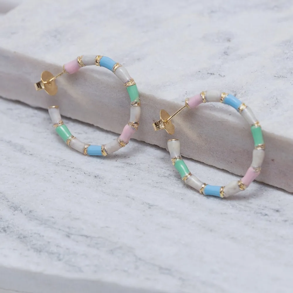 BRINCO ARGOLA ESMALTADA COLORIDA BANHO OURO 18K