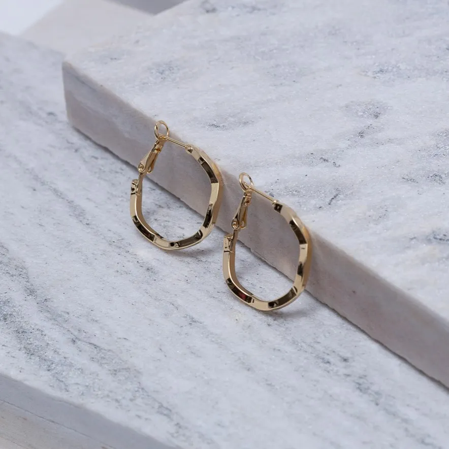 BRINCO ARGOLA MÉDIA ONDULADA LISA BANHO OURO 18K