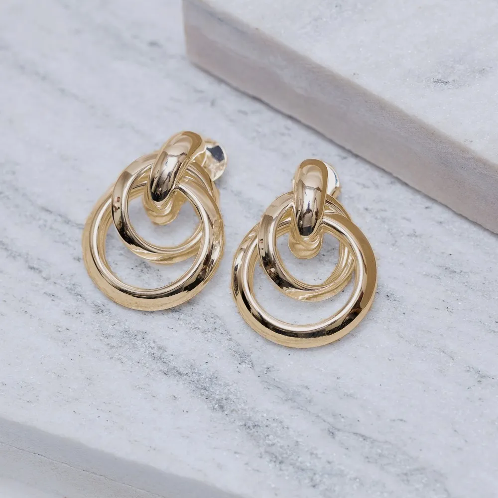 BRINCO ARGOLA TRIPLA LISA M BANHO OURO 18K