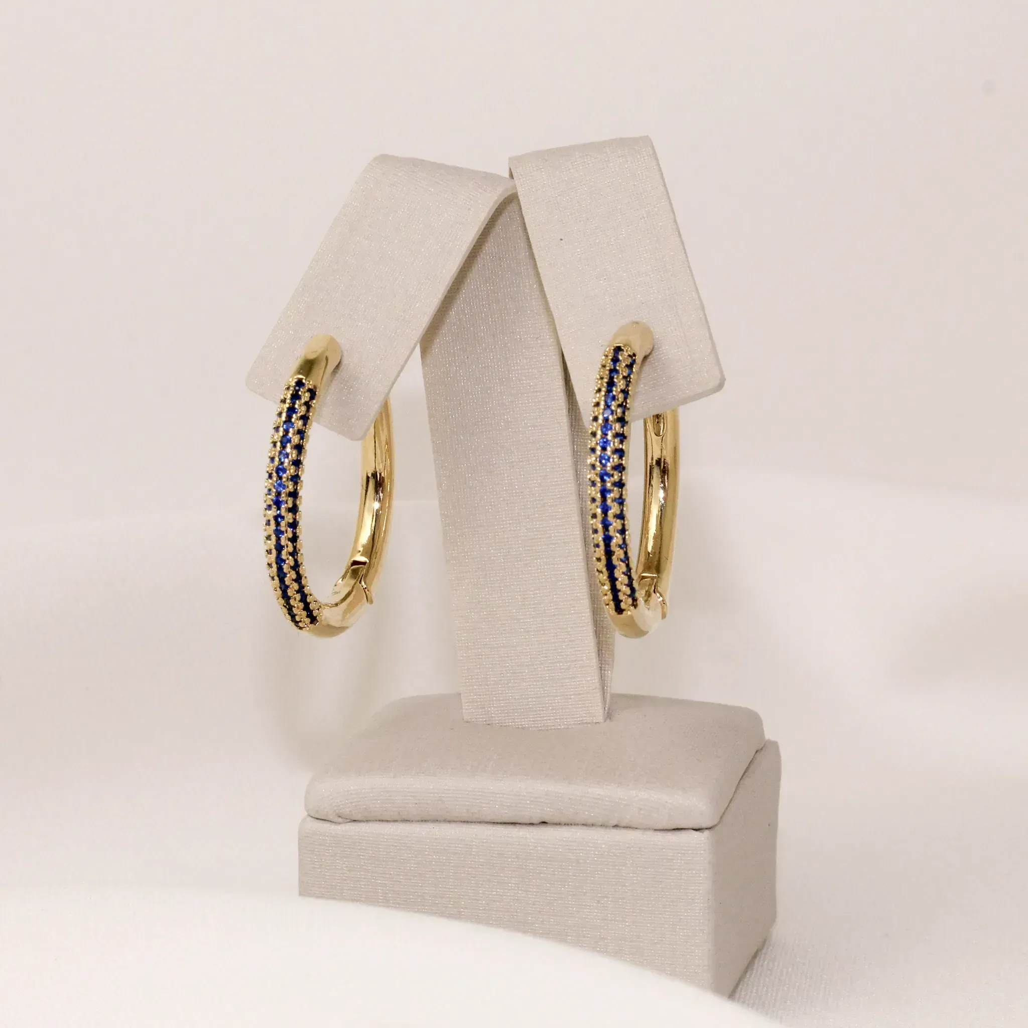 BRINCO ARGOLA COM ZIRCÔNIAS AZUL MARINHO BANHO OURO 18K