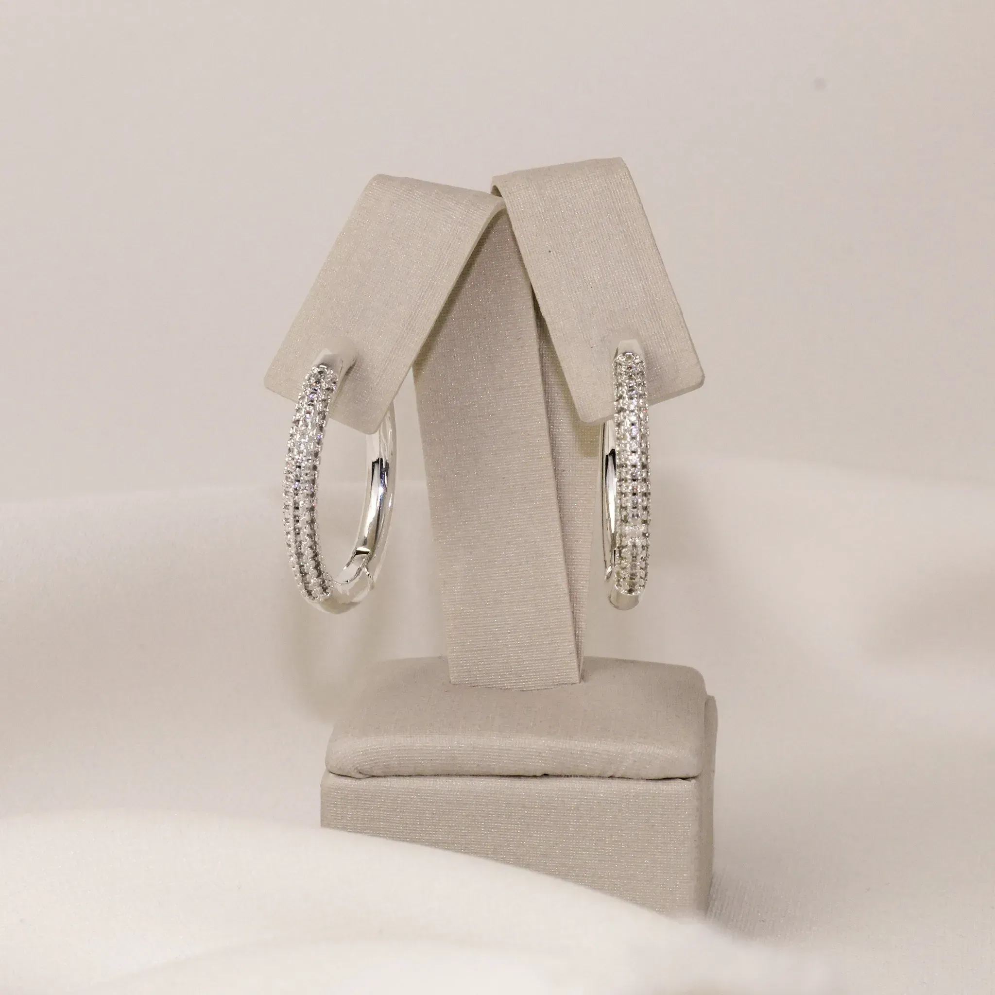BRINCO ARGOLA COM ZIRCÔNIAS CRISTAL BANHO PRATA