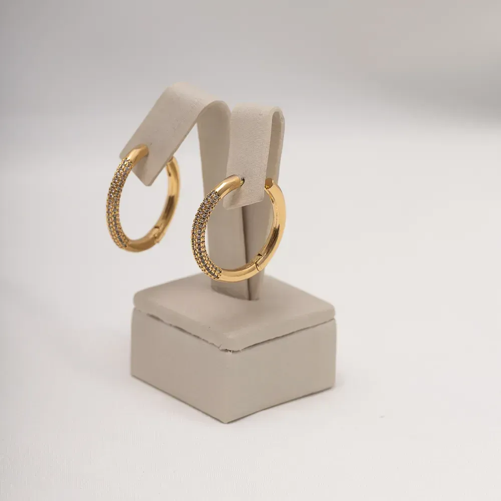 BRINCO ARGOLA COM ZIRCÔNIAS CRISTAL BANHO OURO 18K