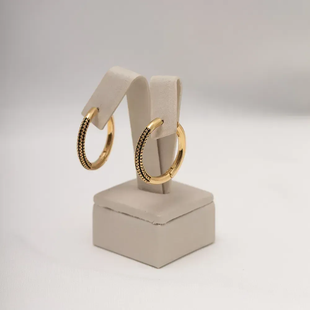 BRINCO ARGOLA COM ZIRCÔNIAS NEGRAS BANHO OURO 18K