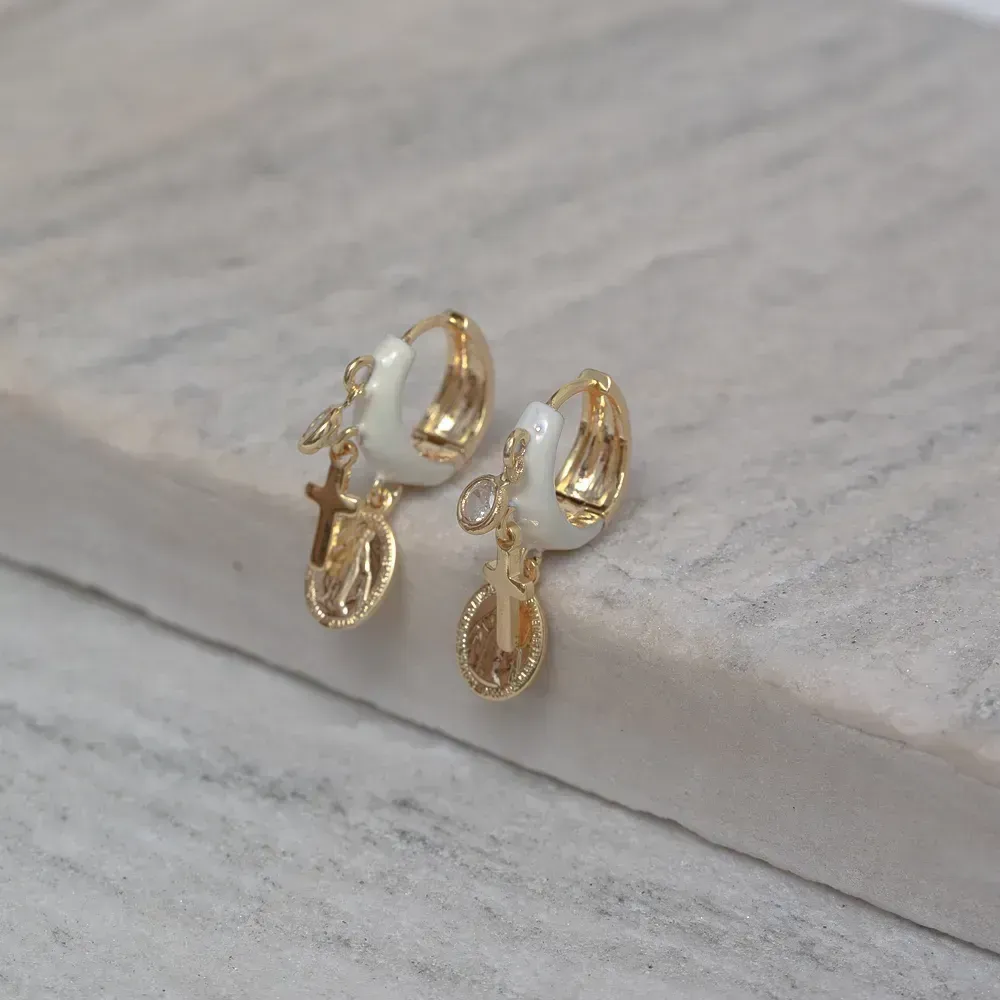 BRINCO ARGOLINHA RESINA BRANCA COM PINGENTE RELIGIOSO BANHO OURO 18K