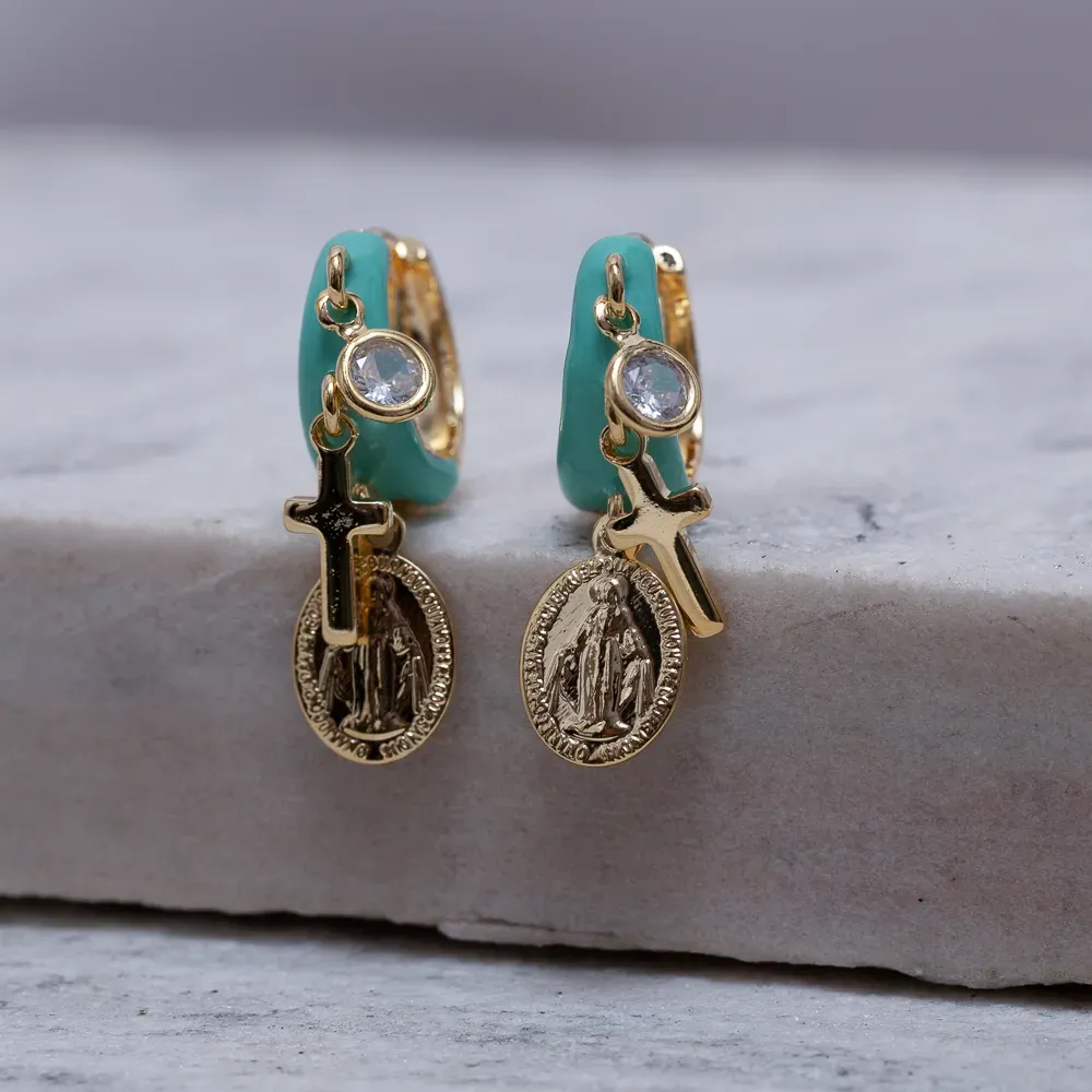 BRINCO ARGOLINHA RESINA VERDE COM PINGENTE RELIGIOSO BANHO OURO 18K