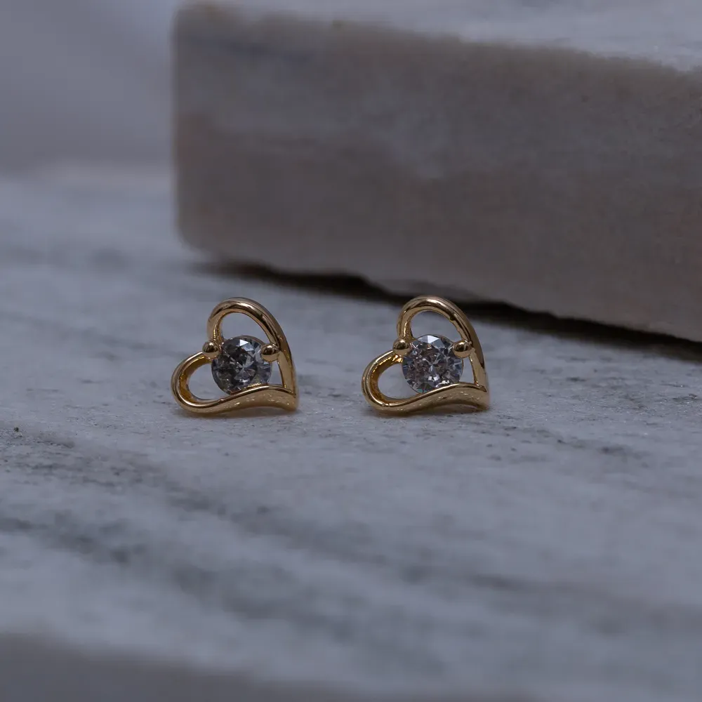 BRINCO CORAÇÃO VAZADO COM PONTO DE LUZ BANHO OURO 18K