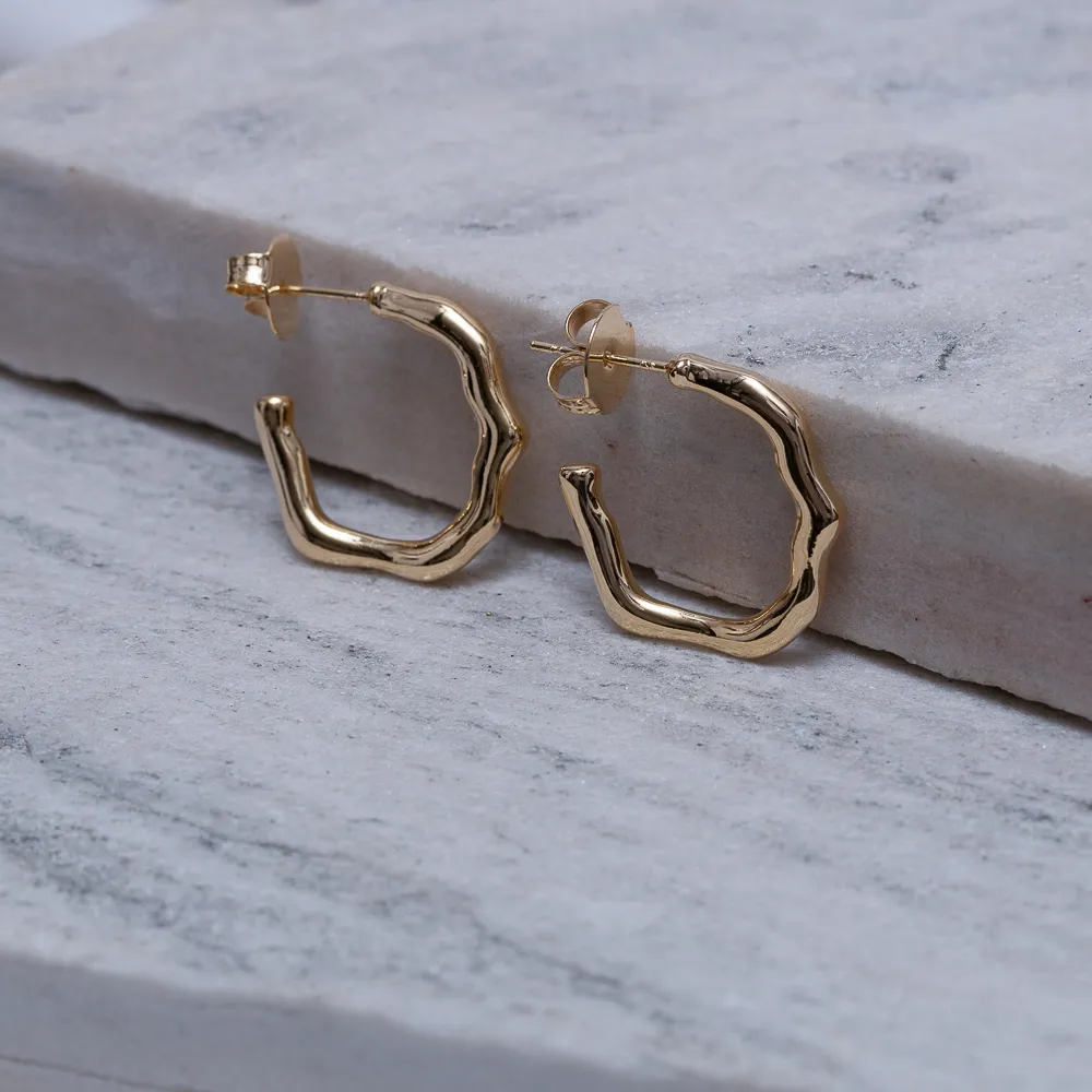 BRINCO ARGOLA ORGÂNICA ONDULADA BANHO OURO 18K