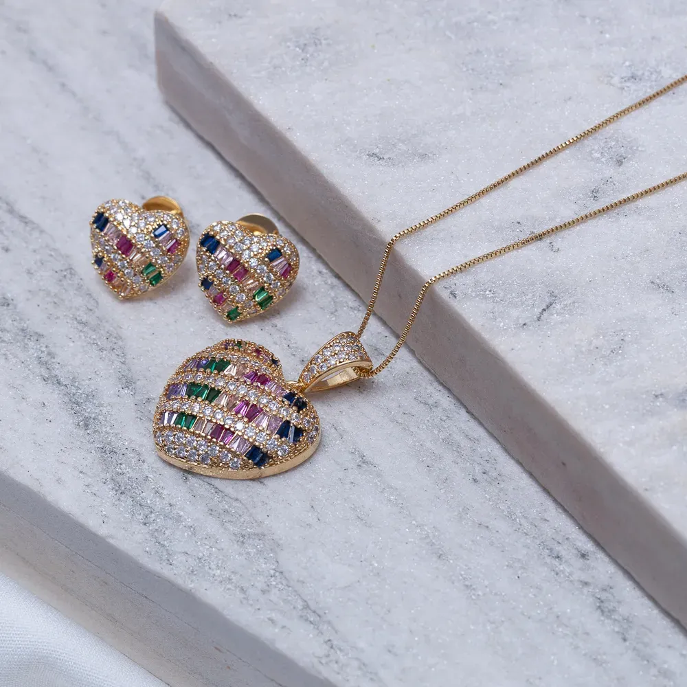 CONJUNTO CORAÇÃO COM ZIRCÔNIAS NAVETE COLORIDAS BANHO OURO 18K