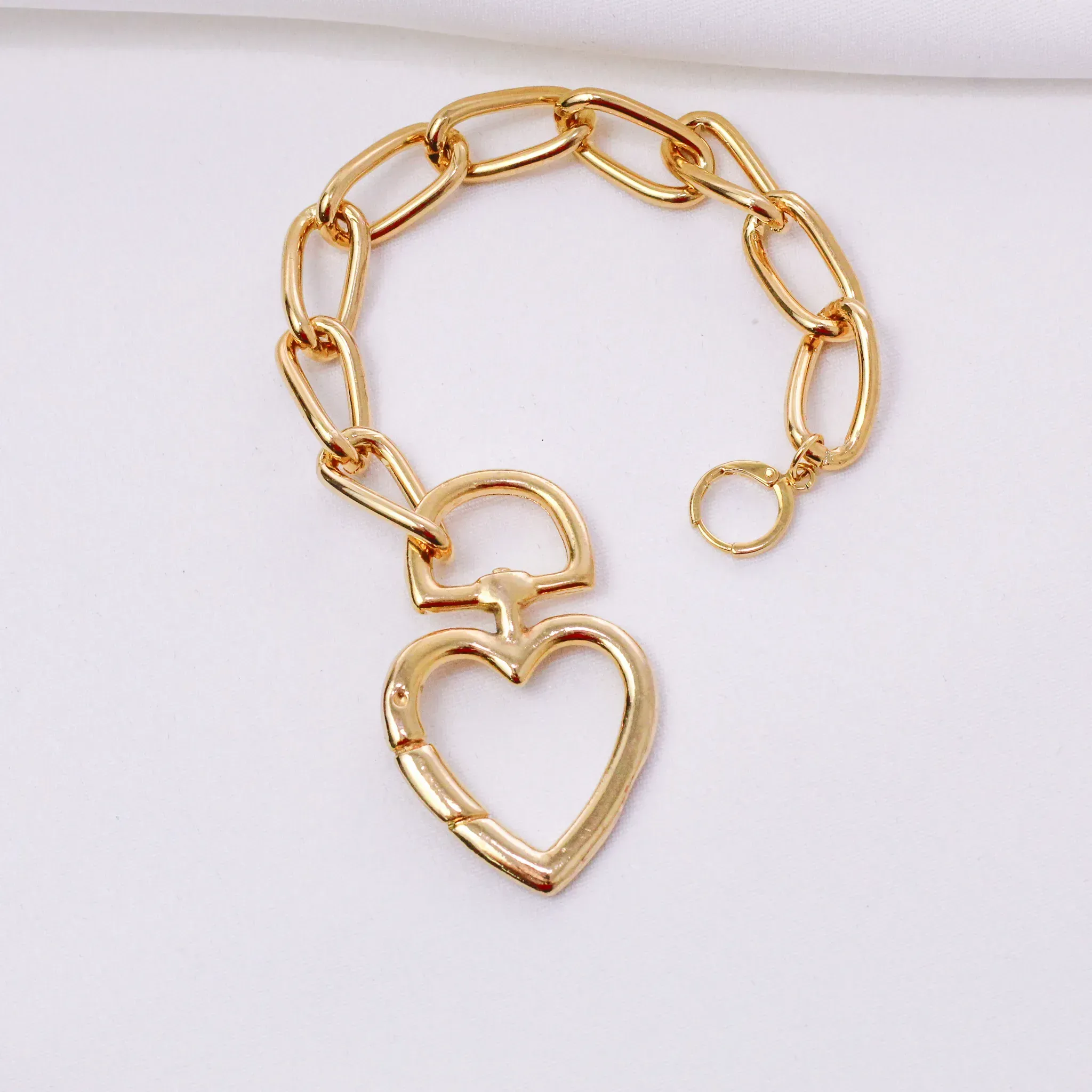 PULSEIRA CORRENTE COM FECHO CORAÇÃO BANHO OURO 18K