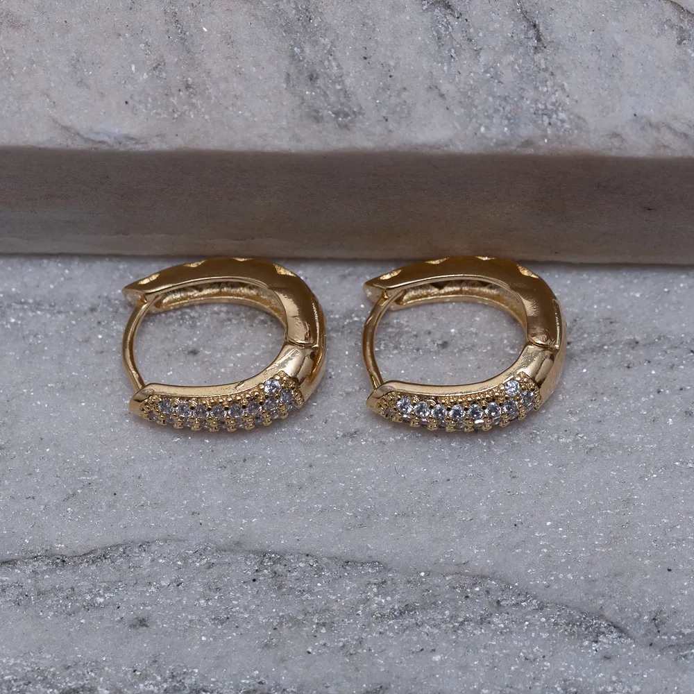 BRINCO ARGOLA GOTA COM ZIRCÔNIAS CRISTAIS BANHO OURO 18K