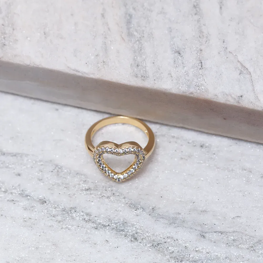 ANEL CORAÇÃO VAZADO CRAVEJADO CRISTAL BANHO OURO 18K