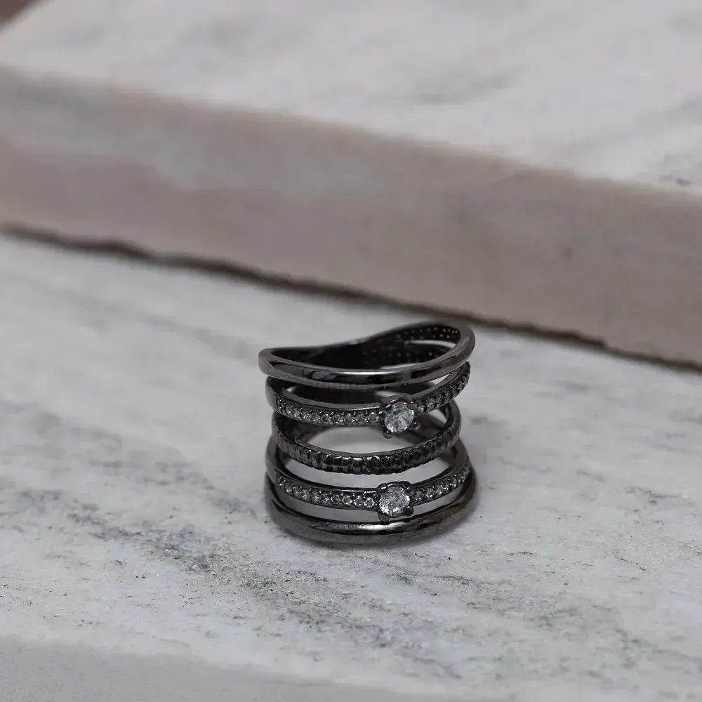 ANEL 5 AROS COM ZIRCÔNIAS CRISTAIS BANHO RÓDIO NEGRO