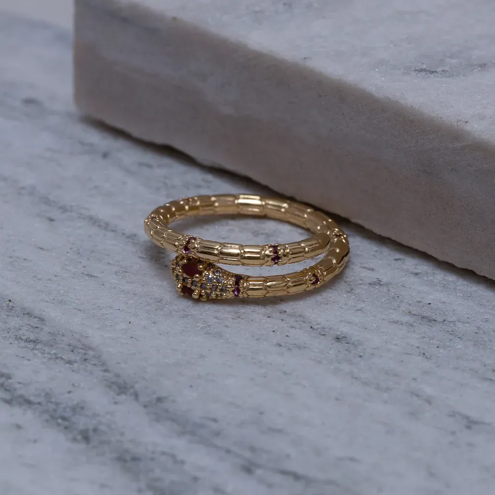 ANEL COBRA COM ZIRCÔNIAS VERMELHO RUBI E CRISTAIS BANHO OURO 18K