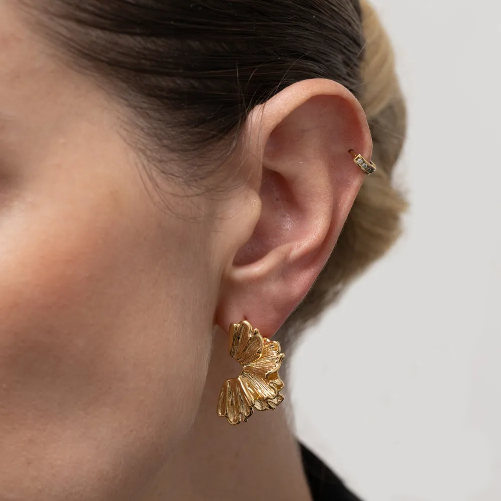 BRINCO MEIA FLOR BANHO OURO 18K