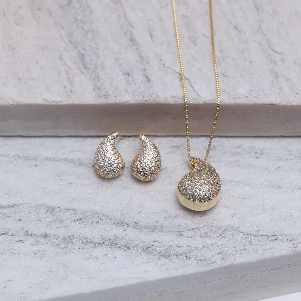 CONJUNTO GOTA ABAULADA CRAVEJADA BANHO OURO 18K