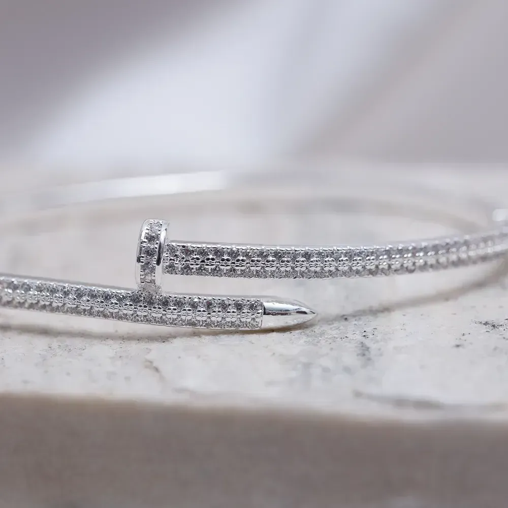 BRACELETE PREGO CRAVEJADO COM ZIRCÔNIAS BANHO PRATA