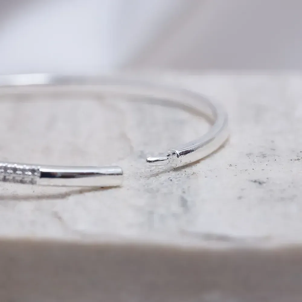 BRACELETE PREGO CRAVEJADO COM ZIRCÔNIAS BANHO PRATA