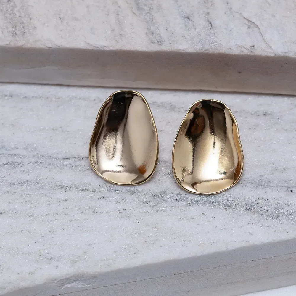 BRINCO ORGÂNICO OVAL BANHO OURO 18K