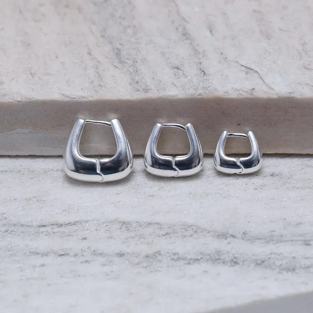 BRINCO ARGOLA M QUADRADA ABAULADA BANHO PRATA
