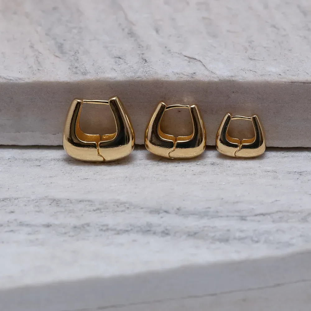 BRINCO ARGOLA G QUADRADA ABAULADA BANHO OURO 18K