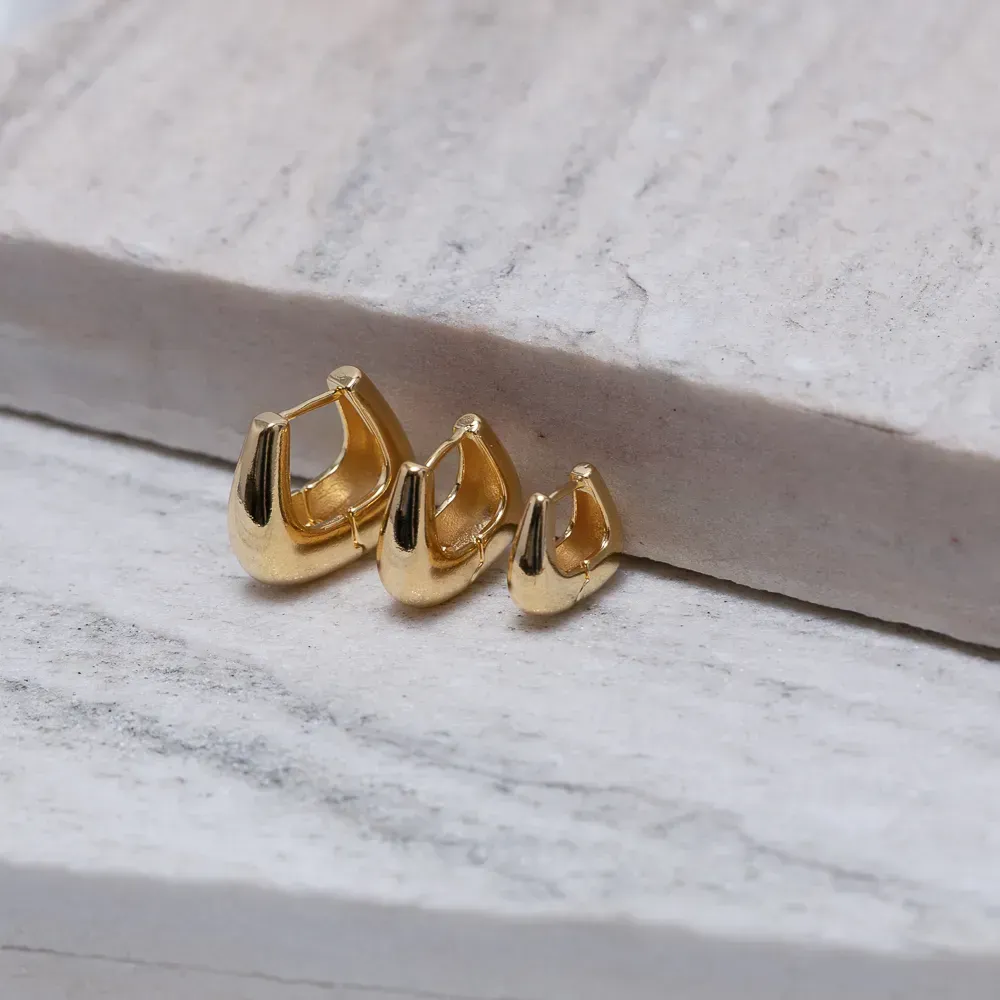 BRINCO ARGOLA P QUADRADA ABAULADA BANHO OURO 18K