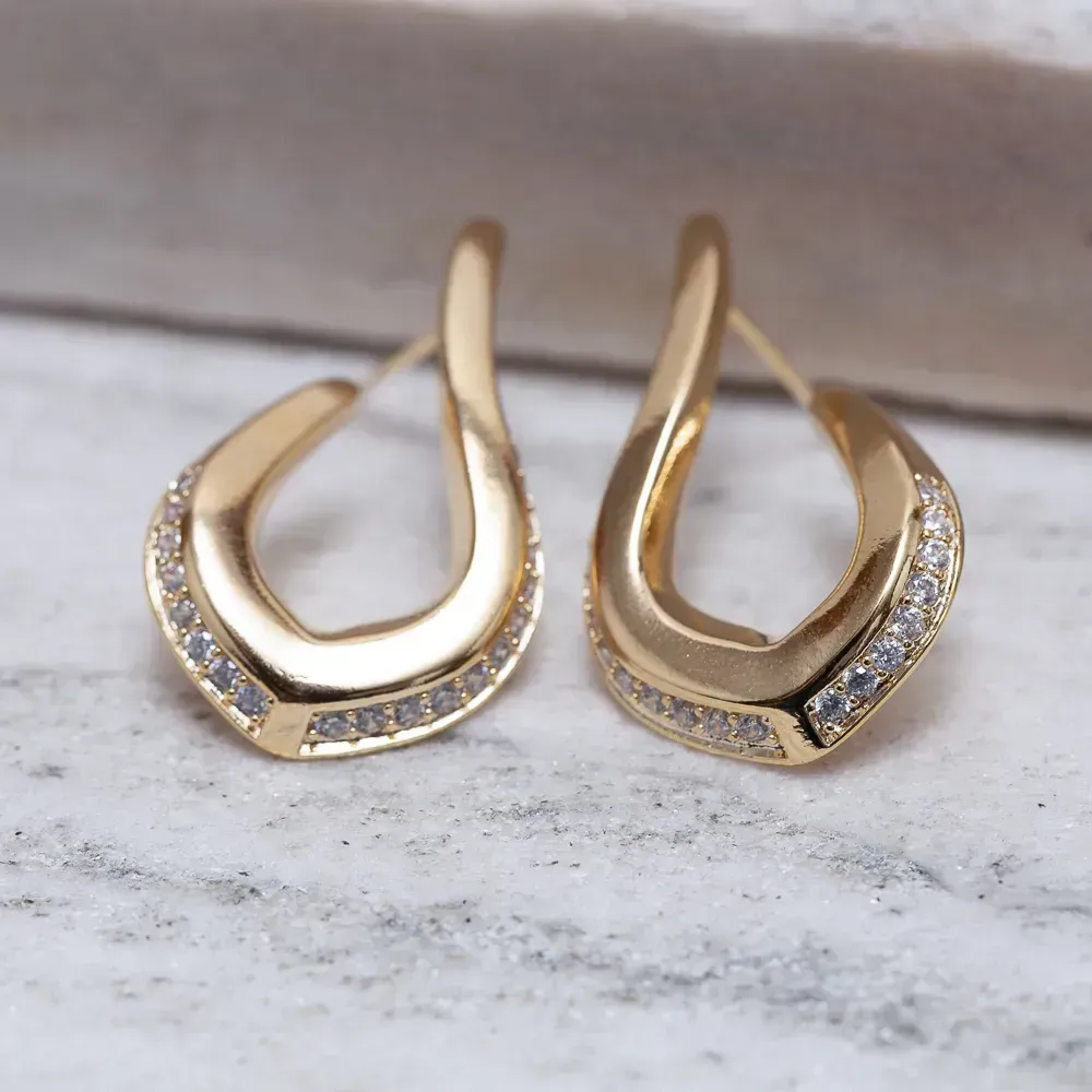 BRINCO CLÁSSICO CRAVEJADO BANHO OURO 18K