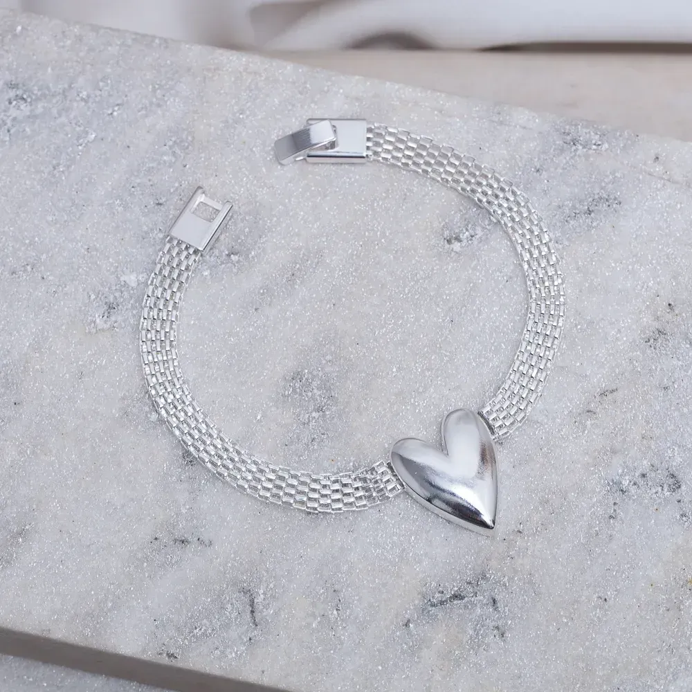 PULSEIRA OCA ACHATADA COM CORAÇÃO LISO BANHO PRATA