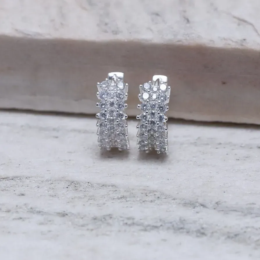 BRINCO ARGOLA COM ZIRCÔNIAS CRISTAIS BANHO PRATA