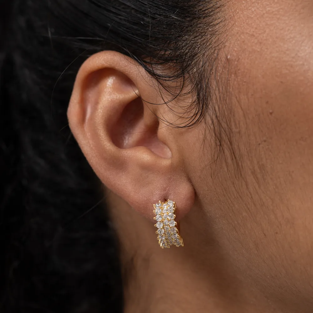 BRINCO ARGOLA COM ZIRCÔNIAS CRISTAIS BANHO OURO 18K