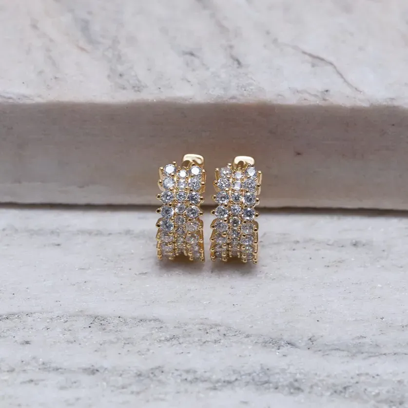 BRINCO ARGOLA COM ZIRCÔNIAS CRISTAIS BANHO OURO 18K