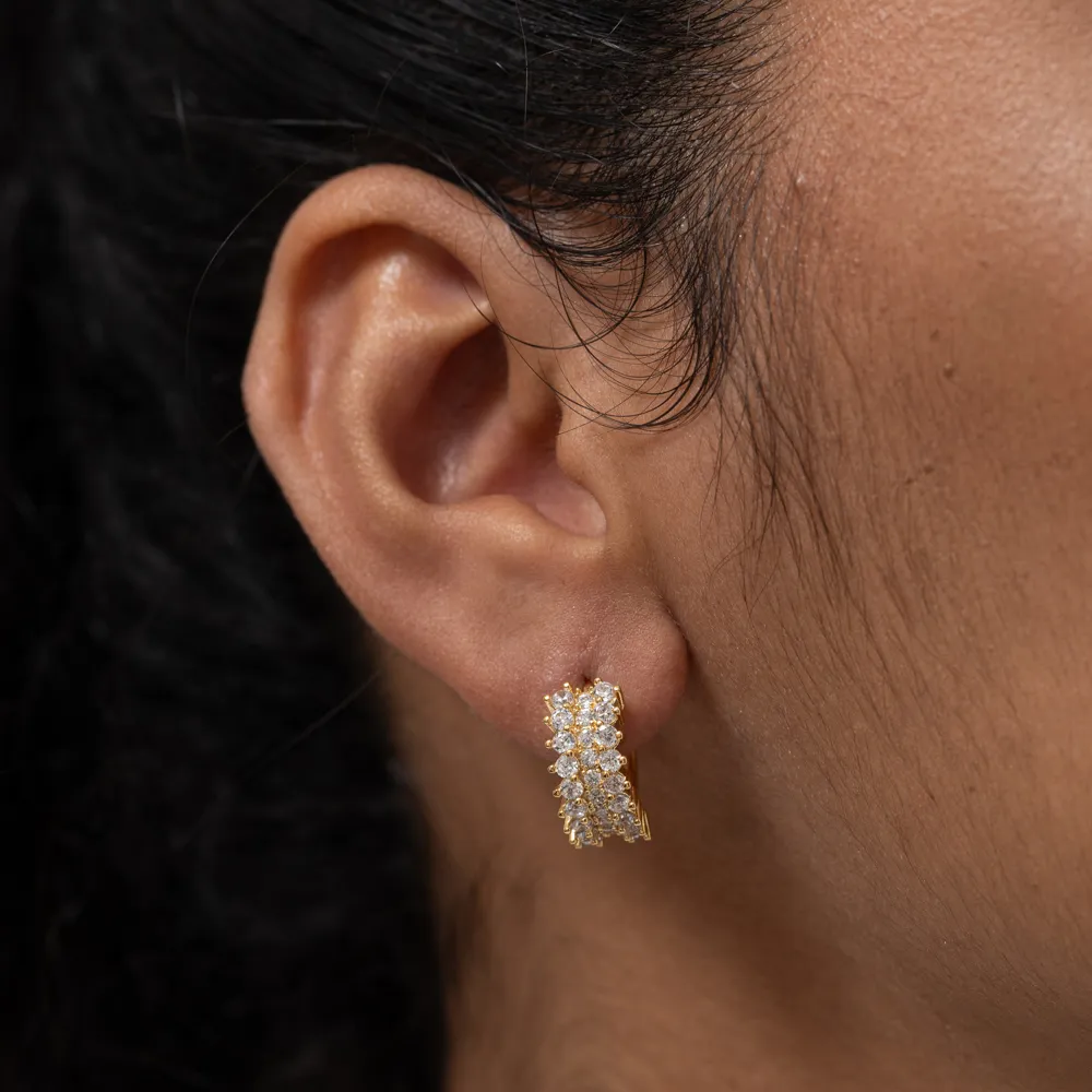 BRINCO ARGOLA COM ZIRCÔNIAS CRISTAIS BANHO OURO 18K