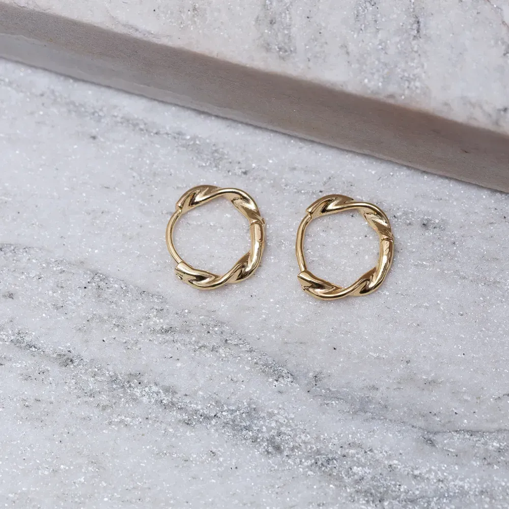 BRINCO ARGOLINHA TORCIDA BANHO OURO 18K