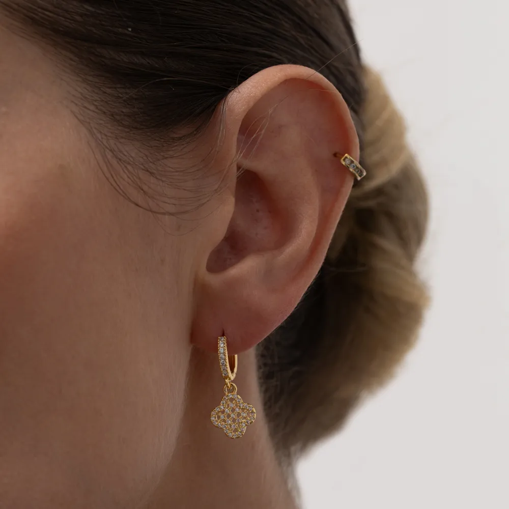 BRINCO ARGOLINHA VIRGINIA VAZADA E COM ZIRCÔNIAS BANHO OURO 18K