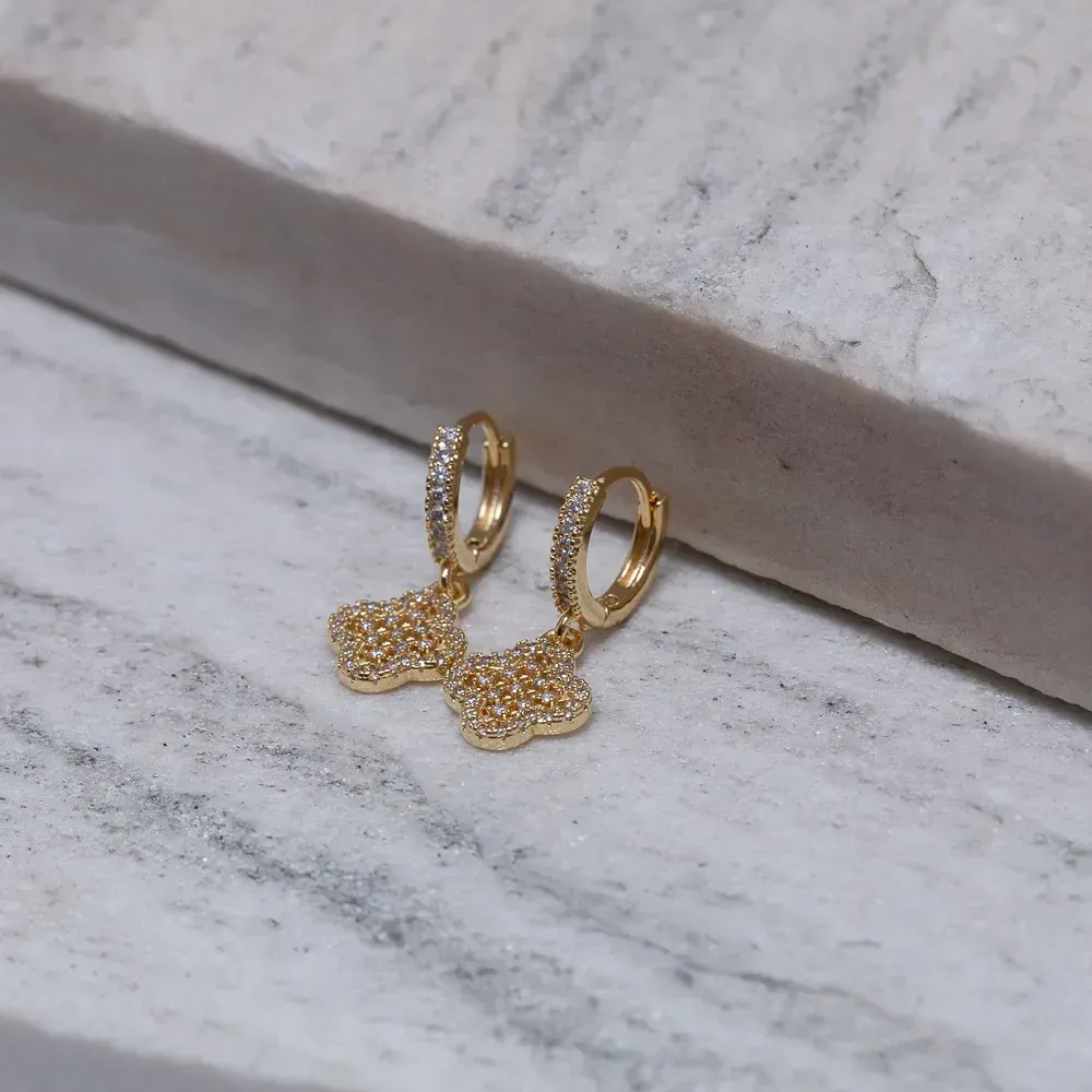 BRINCO ARGOLINHA VIRGINIA VAZADA E COM ZIRCÔNIAS BANHO OURO 18K