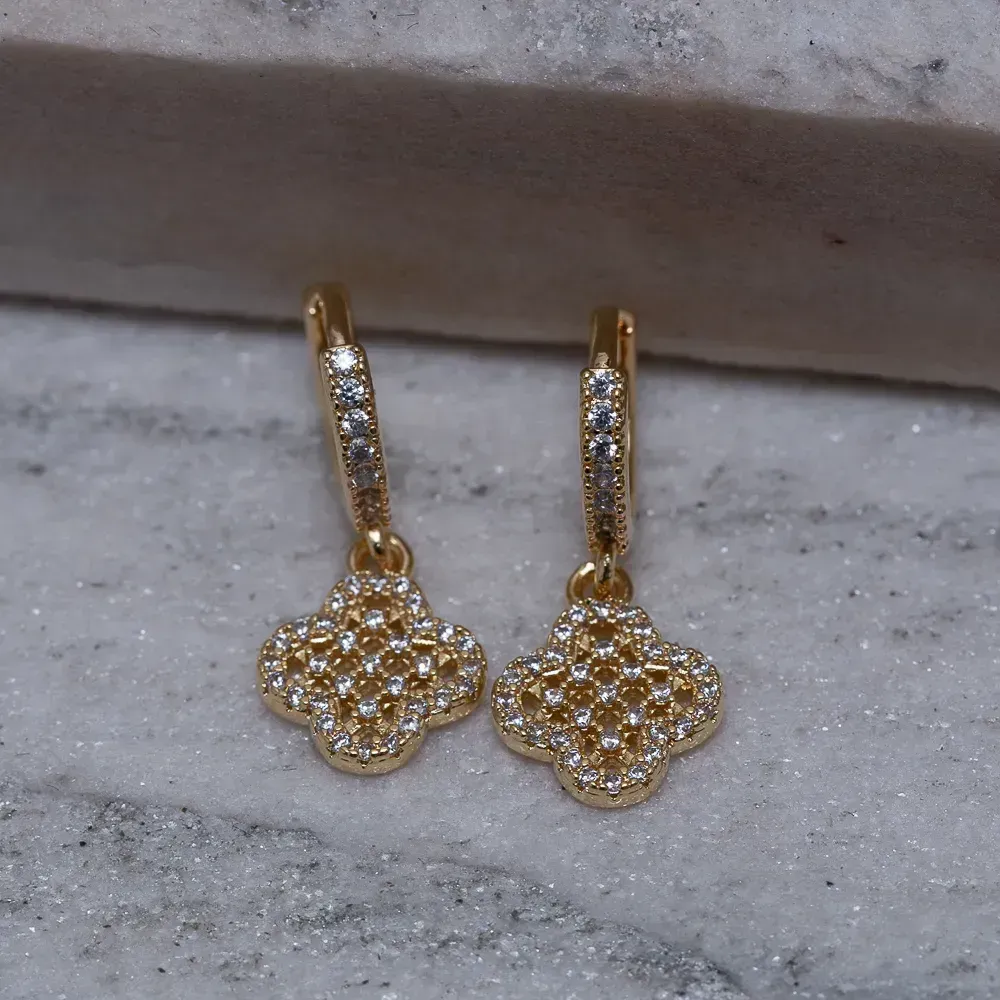 BRINCO ARGOLINHA VIRGINIA VAZADA E COM ZIRCÔNIAS BANHO OURO 18K