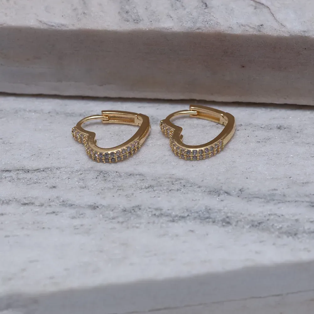 BRINCO ARGOLA CORAÇÃO FILEIRA DUPLA CRAVEJADA BANHO OURO 18K