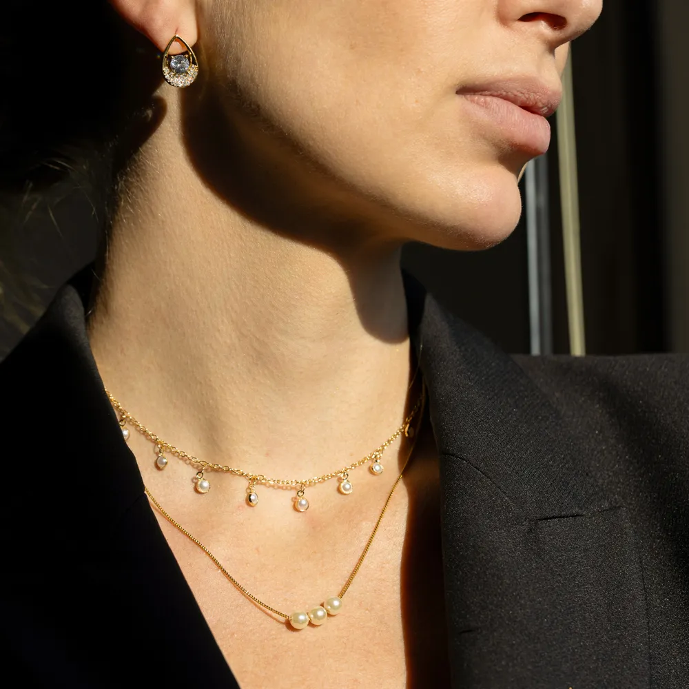 COLAR DELICADO TRÊS PÉROLAS BANHO OURO 18K