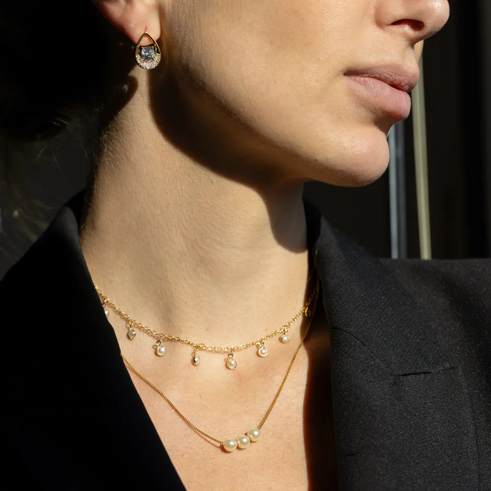 COLAR DELICADO TRÊS PÉROLAS BANHO OURO 18K