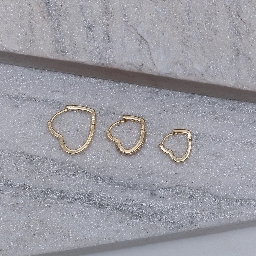 BRINCO ARGOLA CORAÇÃO P LISO BANHO OURO 18K