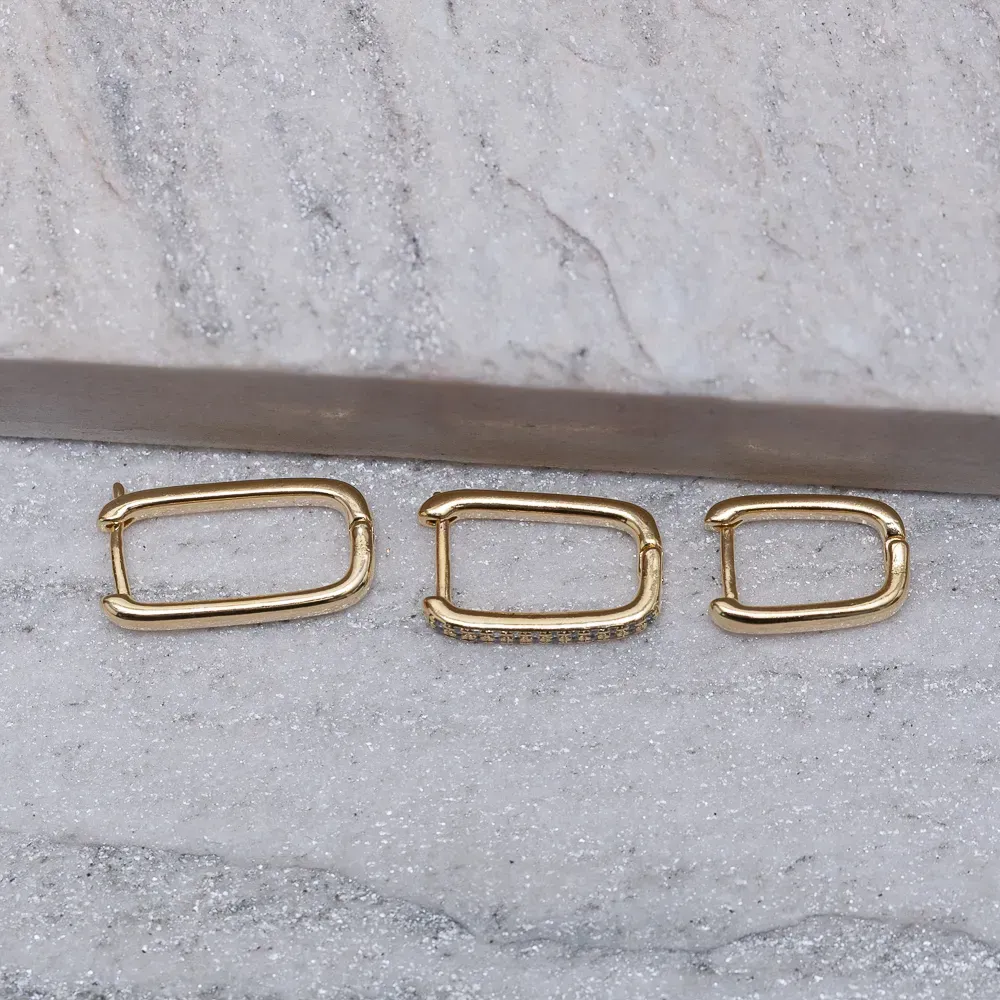 BRINCO ARGOLA M RETANGULAR FINA CRAVEJADA BANHO OURO 18K