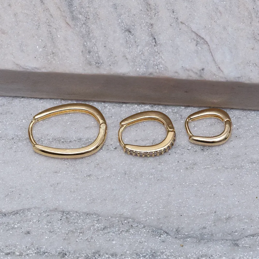 BRINCO ARGOLA G OVAL FINA BANHO OURO 18K