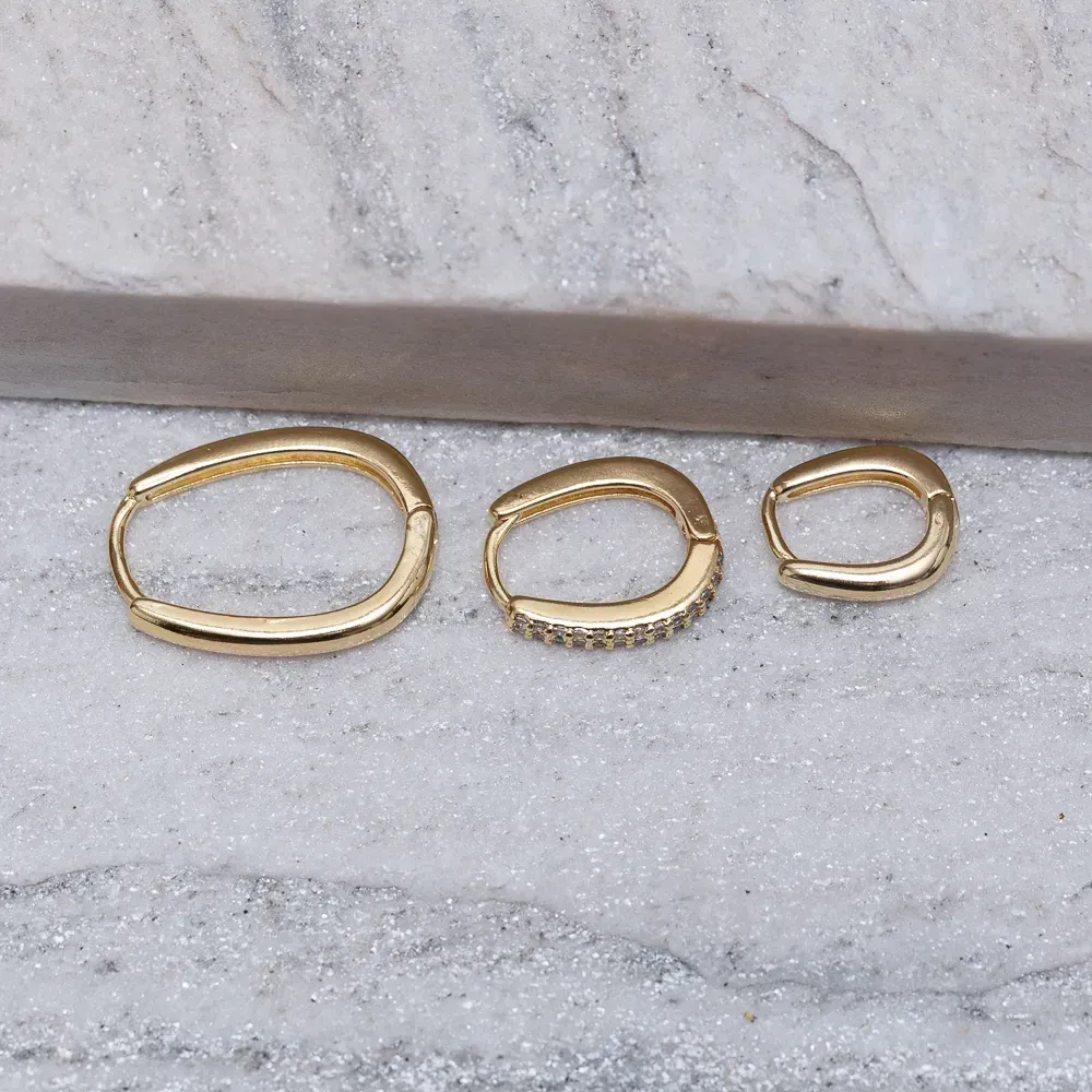 BRINCO ARGOLA M OVAL FINA CRAVEJADA BANHO OURO 18K