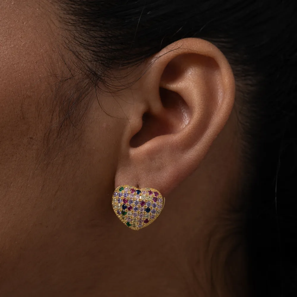 BRINCO ARGOLA CORAÇÃO COM ZIRCÔNIAS COLORIDAS BANHO OURO 18K