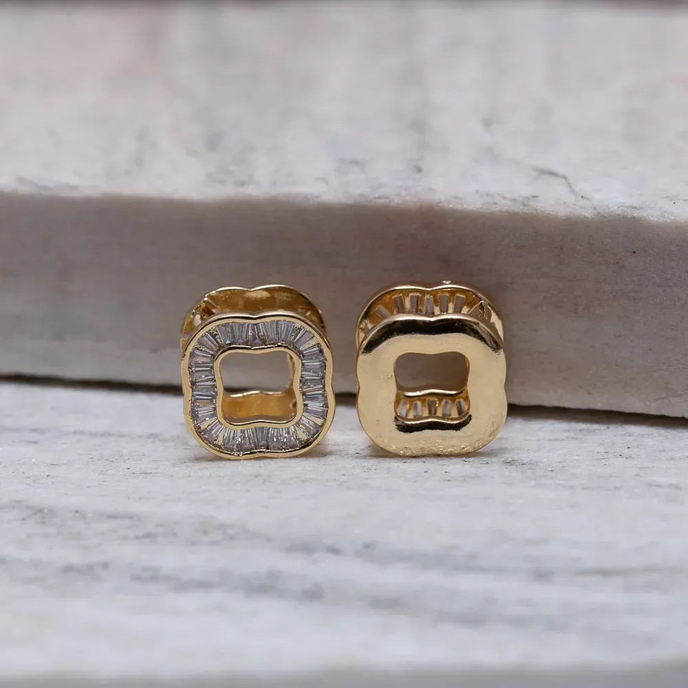 BRINCO ARGOLA VIRGINIA COM ZIRCÔNIAS NAVETE BANHO OURO 18K