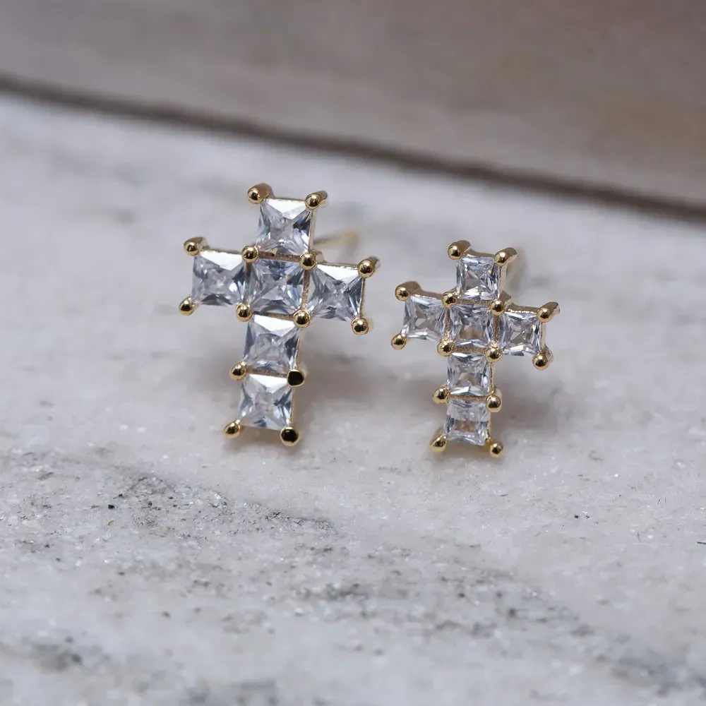 BRINCO CRUZ M COM PEDRAS CRISTAIS BANHO OURO 18K