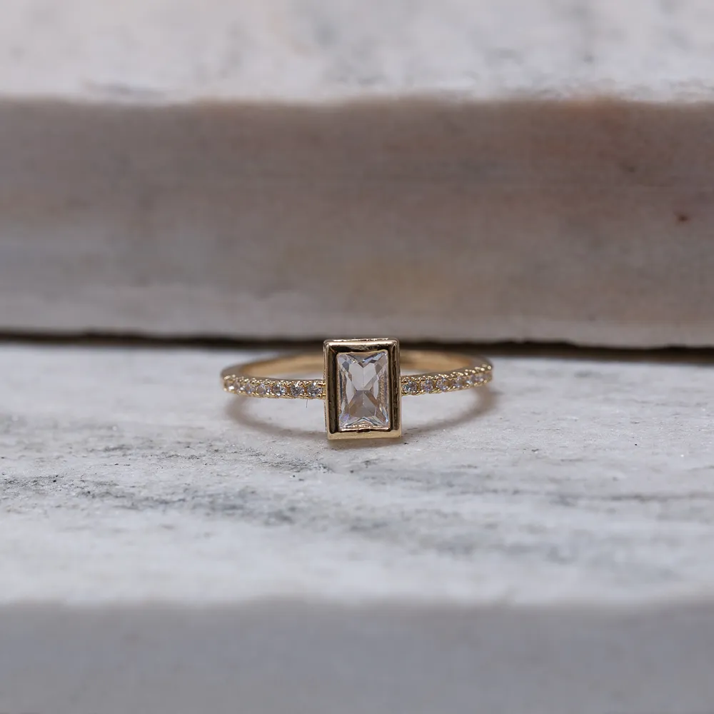 ANEL SOLITÁRIO RETÂNGULO CRAVEJADO BANHO OURO 18K