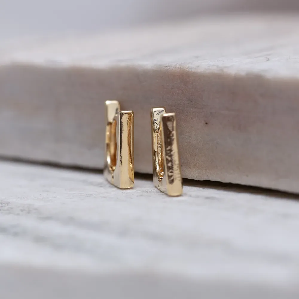 BRINCO ARGOLA QUADRADA LISA BANHO OURO 18K