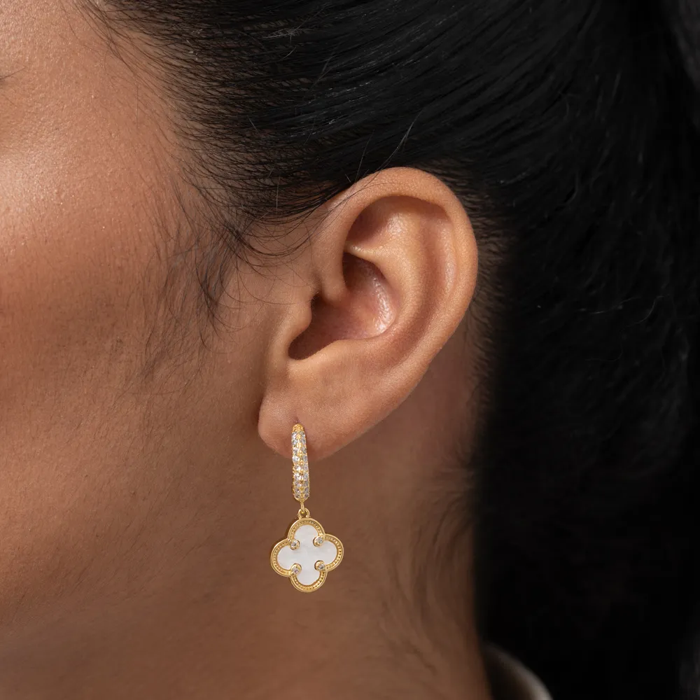 BRINCO ARGOLA CRAVEJADA COM VIRGINIA BRANCO PEROLIZADO BANHO OURO 18K
